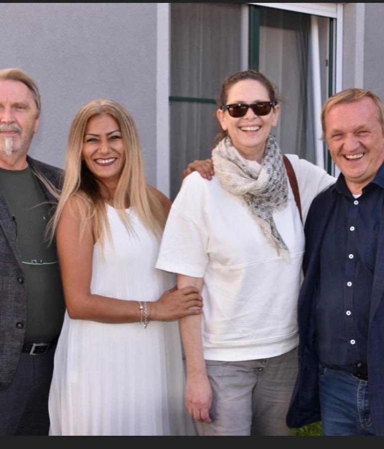 Miris Gasthof Zur Post Neufeld an der Leitha Exterior photo