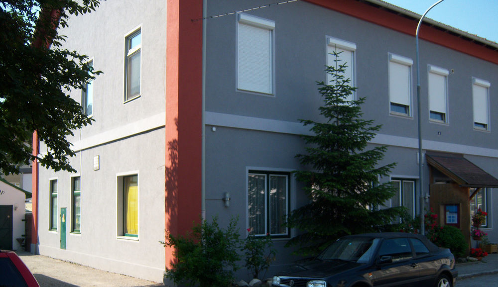 Miris Gasthof Zur Post Neufeld an der Leitha Exterior photo