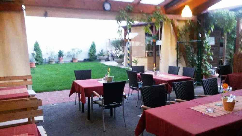 Miris Gasthof Zur Post Neufeld an der Leitha Exterior photo